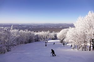 Skieur dans les pentes