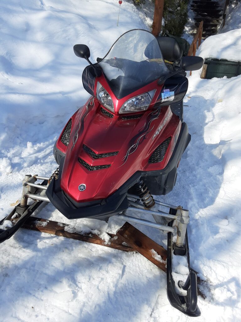 Moto neige rouge yamaha